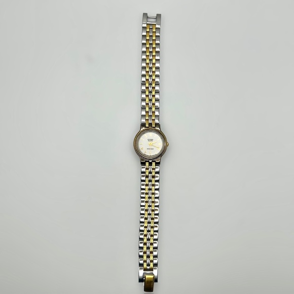 Vintage Petite Citizen Round Gold White and Silver tones Ladies watch Working - Picture 7 of 9
